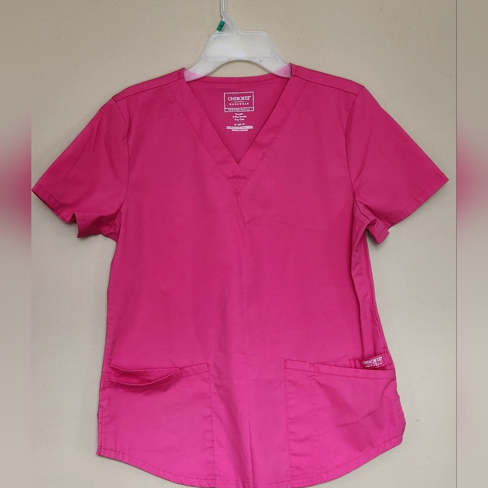 Cherokee Workwear durable 2 way stretch easy care scrub top 4 Pockets, Sz S Pink